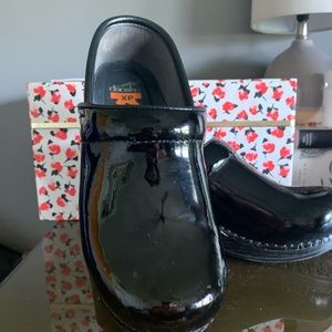 Dansko Black Patent Leather 38 Clog
